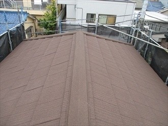 貫板の取り付け後に棟板金を設置した屋根の状態