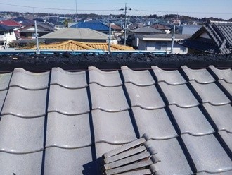 劣化した漆喰や葺き土も撤去し屋根をきれいに清掃