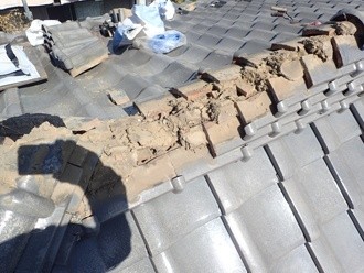 ズレてしまった瓦をすべて取り外し