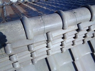 隅棟と大棟の瓦を取り直す工事を実施