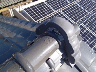 屋根の大棟の一部が少しズレている状況