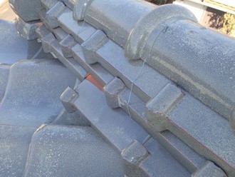 屋根の頂部である大棟の一部がわずかにズレている状態