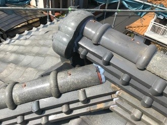 隅棟と大棟の接合部分にコーキング（シーリング）で補強