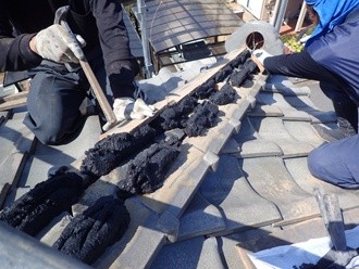 隅棟に熨斗瓦を3段に積み重ねる作業