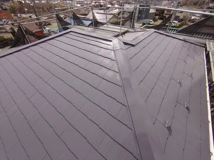 棟板金交換工事と屋根塗装工事が完工した屋根の状態