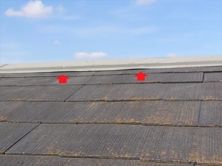 棟とスレートの間に不自然な隙間がある箇所