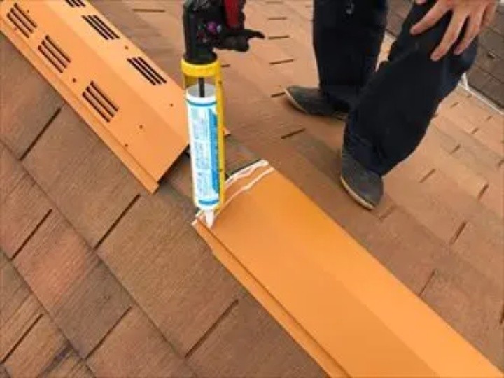 コーキング材を塗布