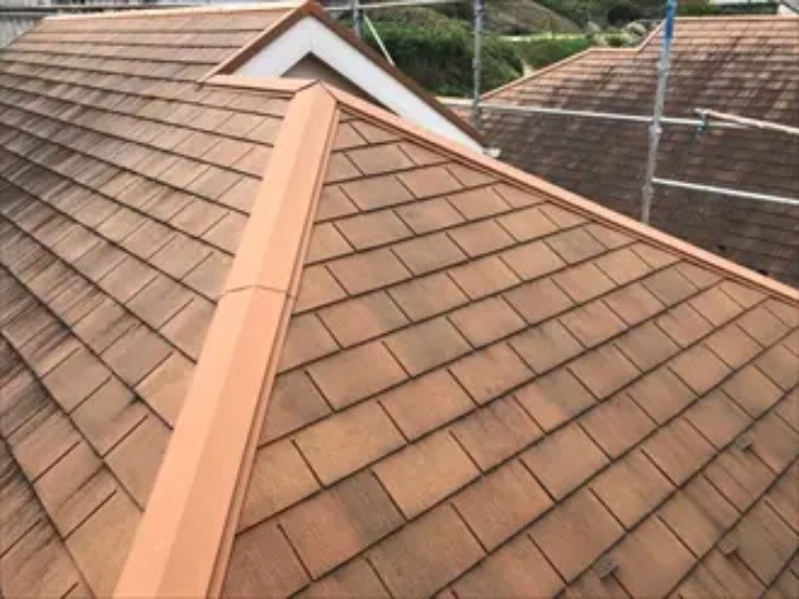 屋根周囲に架設足場を設置