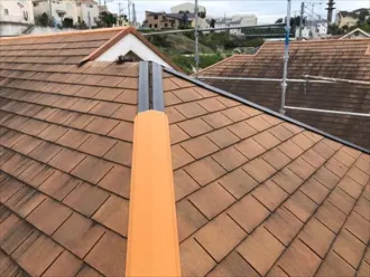 新しい棟板金を貫板の上に被せて固定