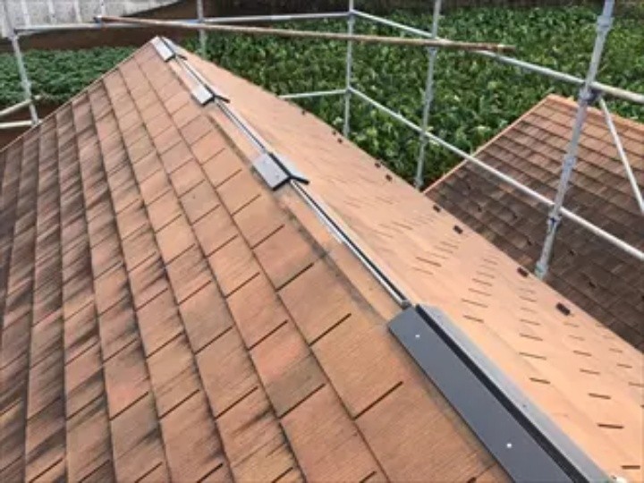 貫板が設置されていた部分を清掃し新しい貫板を取り付ける作業工程