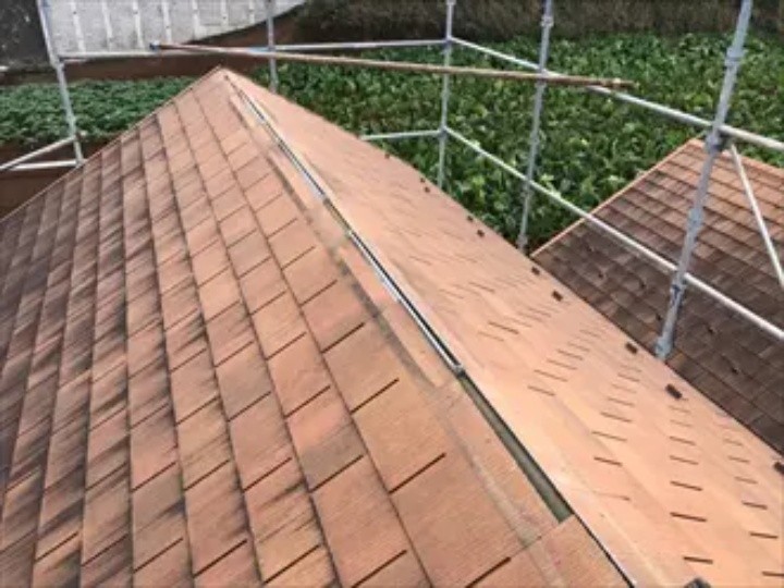 既存の貫板が劣化し始めている様子