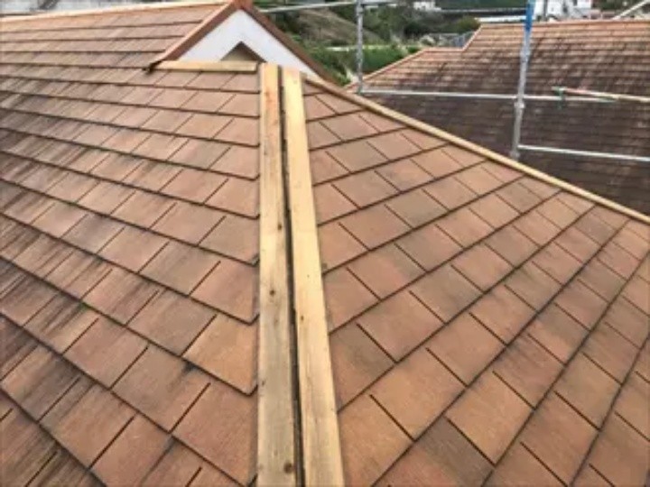 既存の棟板金を取り外し