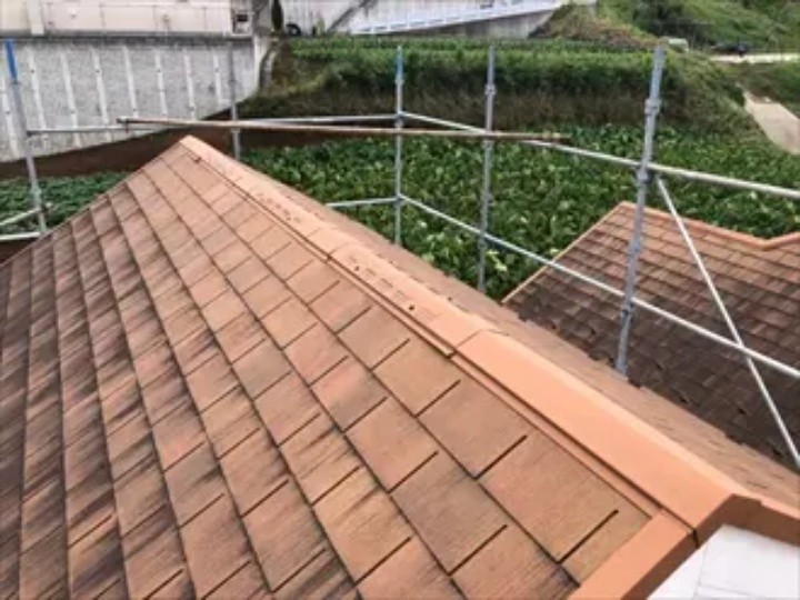 屋根周囲に架設足場を設置し落下防止や作業中の飛散防止に配慮