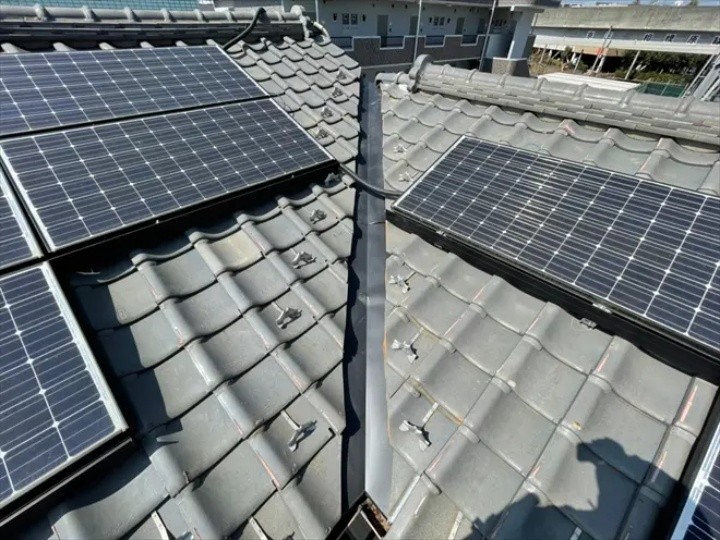 谷板金交換工事が完工した屋根の外観