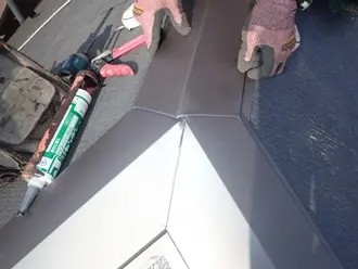 コーキング処理で板金を加工する作業工程