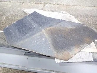 台風の影響により剥がれて落ちたコロニアル瓦