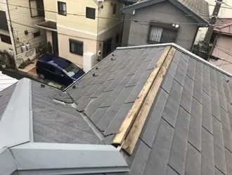 欠損したコロニアル瓦屋根の状態