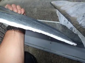 剥がれて落ちたコロニアル瓦