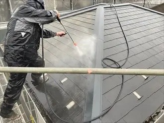 高圧の水を屋根面にあてて汚れを洗い流す「高圧洗浄」