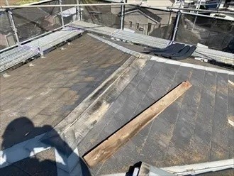 釘抜きを使って古い貫板を撤去作業の工程