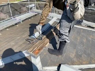 釘抜きを使って古い貫板を撤去