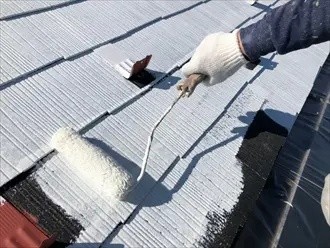 スレート屋根に専用下塗り剤「サーモアイシーラー」を塗布