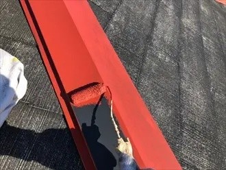 新しい棟板金を塗装