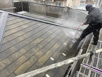 「高圧洗浄」する作業風景