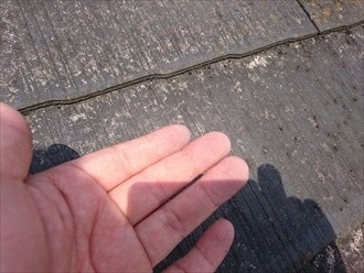 スレートの表面に塗膜が浮き上がり全体的にツルツルとした状態