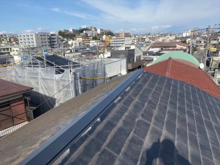 浮いている棟板金の交換工事が完工した屋根