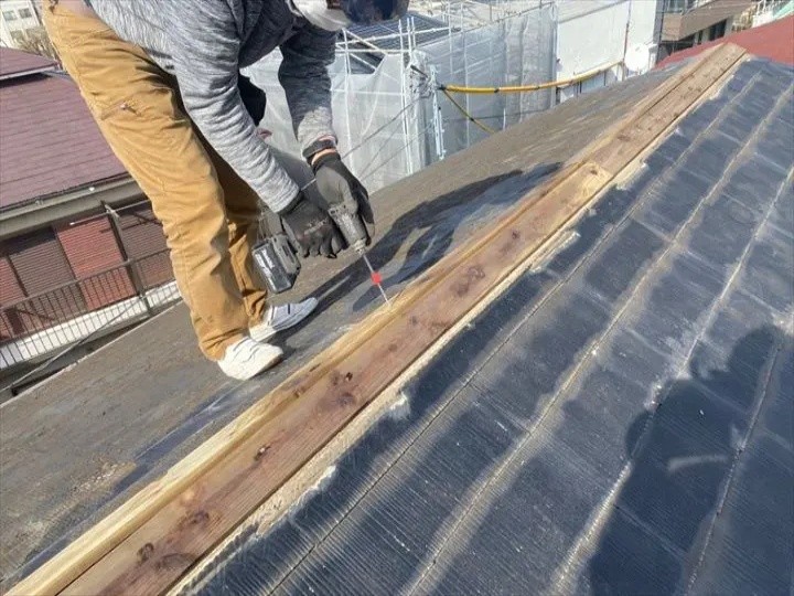 新規の棟板金を取り付け