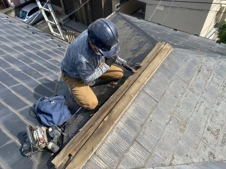 「棟板金と貫板」の撤去作業