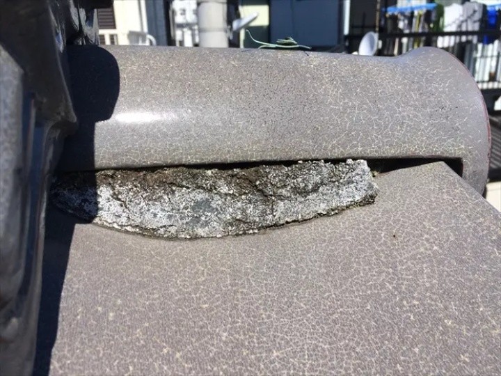 損傷した瓦屋根