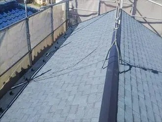 貫板をビスで固定する作業工程