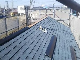 貫板をビスで固定