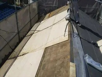 野地板を重ね張りする作業の工程