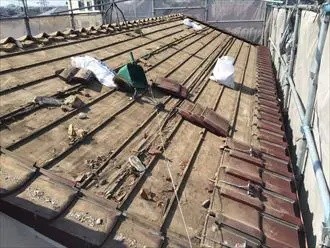 既存の粘土瓦を撤去後の状態