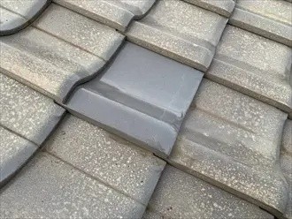 割れた桟瓦（さんがわら）の交換後の状態