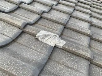 割れた桟瓦（さんがわら）の交換