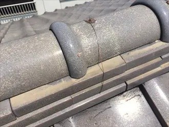 新しい銅線は冠瓦の上まで回し束ねて固定