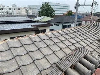 既存の棟瓦をすべて一度取り外し