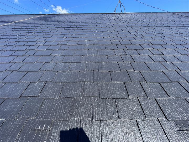 スリットが入ったスレート屋根