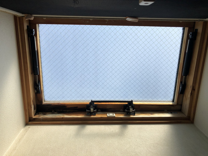 天窓から雨漏りしてしまった