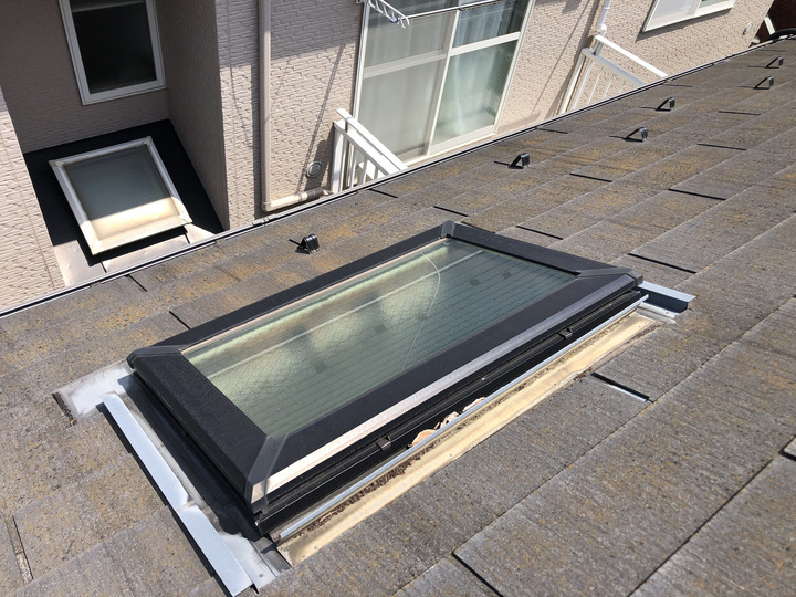 屋根側から天窓を確認