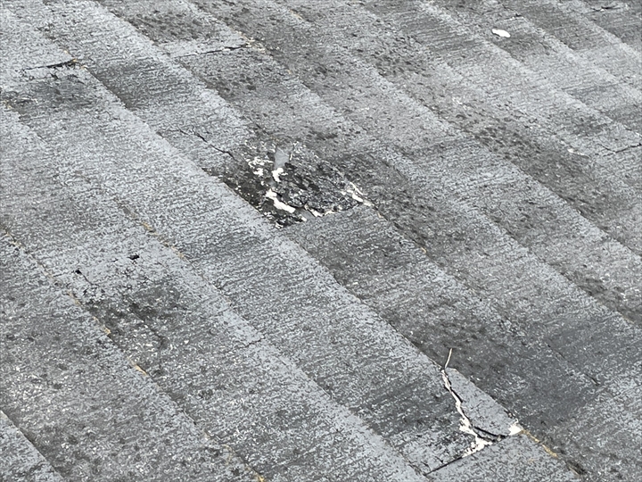 崩れたスレート屋根