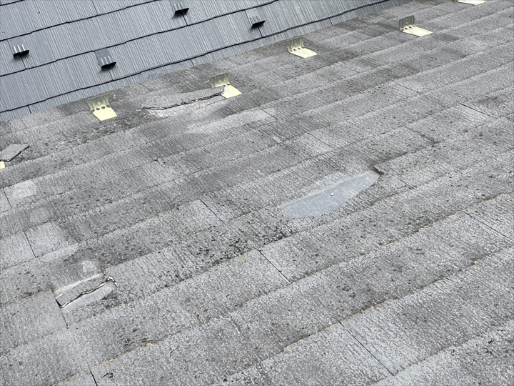 欠けて落ちそうな屋根