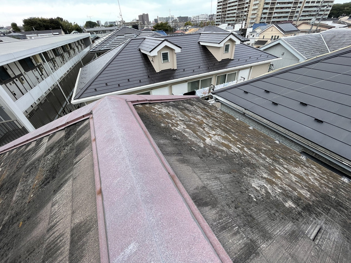 汚れたスレート屋根