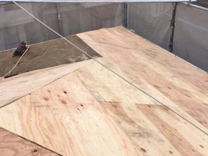 葺き替え工事の様子