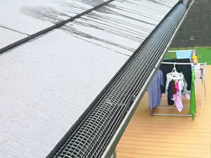 落ち葉除けネットが付けられた雨樋