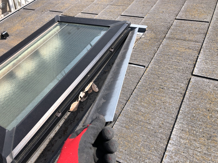 謎の板金が引っ掛かっていました